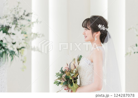 結婚式場でブーケを持つ花嫁・新婦の女性 結婚式場でブーケを持つ花嫁・新婦の女性 124287078
