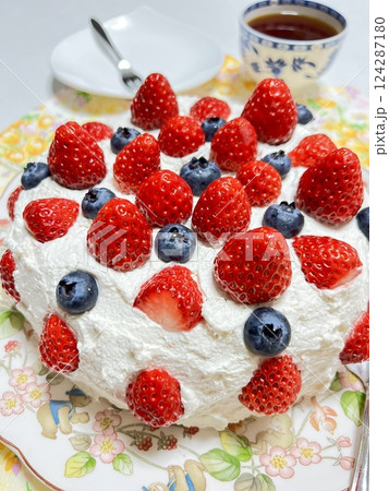 お茶会のイチゴとブルーベリーのケーキ お茶会のイチゴとブルーベリーのケーキ 124287180