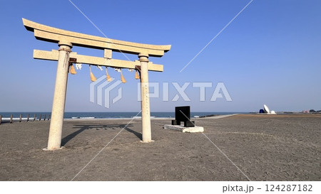 千葉県　いすみ市　東浪見海岸の鳥居 124287182