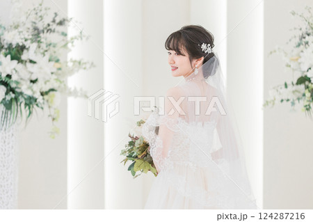 結婚式場でブーケを持つ花嫁・新婦の女性 結婚式場でブーケを持つ花嫁・新婦の女性 124287216