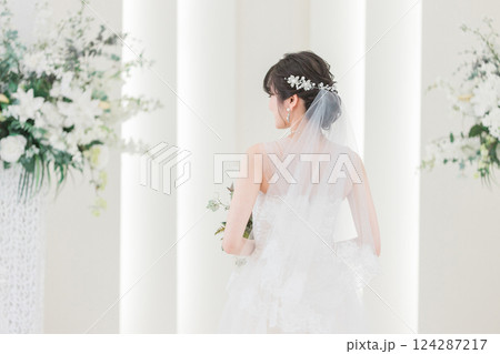 結婚式場でブーケを持つ花嫁・新婦の女性 結婚式場でブーケを持つ花嫁・新婦の女性 124287217