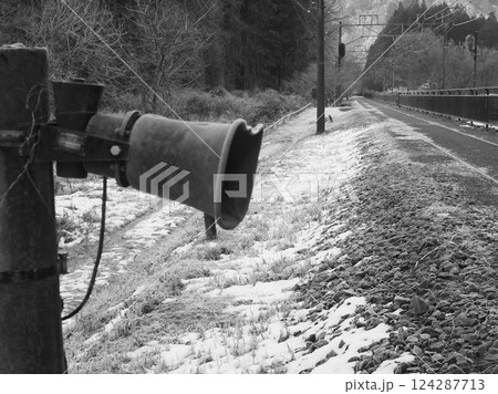 早春の朝、踏切警報音発生器のある遊歩道を歩く（20250321055857） 124287713