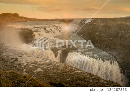 グトルフォスと朝焼け(アイスランド) グトルフォスと朝焼け(アイスランド) 124287888