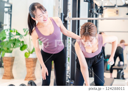 ジムで女性コーチのパーソナルトレーニングを受ける女性 ジムで女性コーチのパーソナルトレーニングを受ける女性 124288011