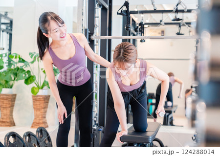 ジムで女性コーチのパーソナルトレーニングを受ける女性 ジムで女性コーチのパーソナルトレーニングを受ける女性 124288014