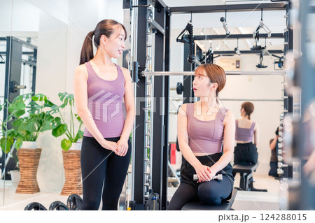 ジムで女性コーチのパーソナルトレーニングを受ける女性 ジムで女性コーチのパーソナルトレーニングを受ける女性 124288015