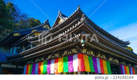 寺院の彩り旗 124288104