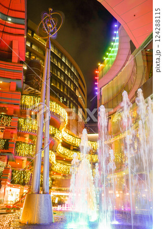 光輝く夜のファサード 124288115