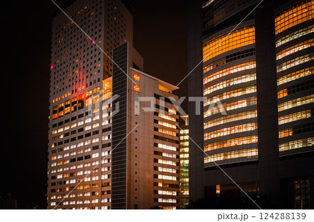 高層ビルと夜の明かり 124288139