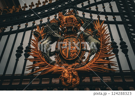 金色の紋章が輝く門 124288323