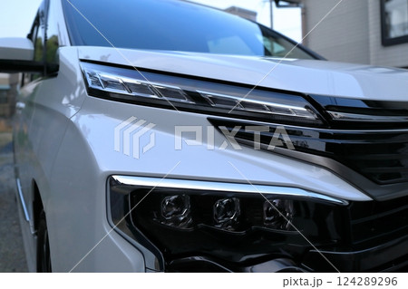 車のヘッドライト　イメージ 124289296