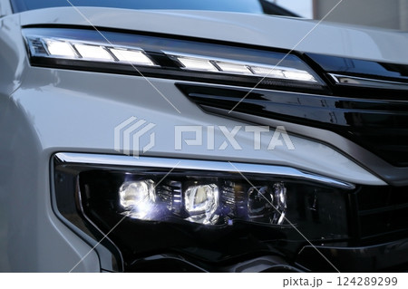 車のヘッドライト　イメージ 124289299