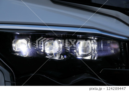 車のヘッドライト　イメージ 124289447