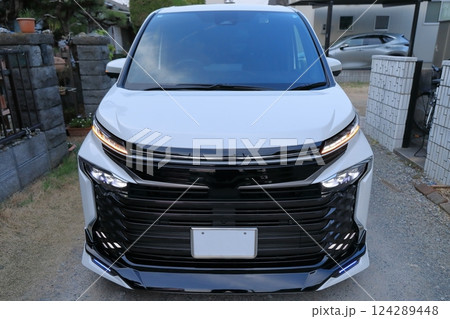 車のヘッドライト　イメージ 124289448