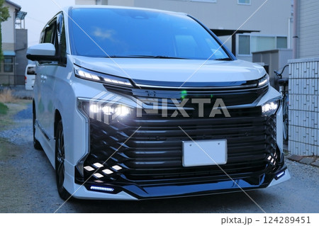 車のヘッドライト イメージ 車のヘッドライト イメージ 124289451