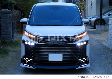 車のヘッドライト イメージ 車のヘッドライト イメージ 124289452