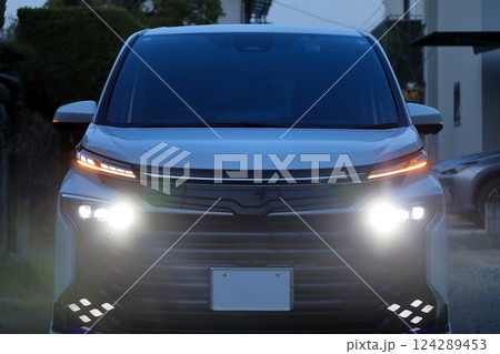 車のヘッドライト　イメージ 124289453