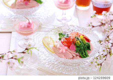 ガラス鉢に盛り付けたさくらそうめん　さくら素麺　桜そうめん 124289609