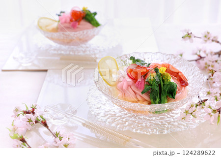 ガラス鉢に盛り付けたさくらそうめん さくら素麺 桜そうめん ガラス鉢に盛り付けたさくらそうめん さくら素麺 桜そうめん 124289622