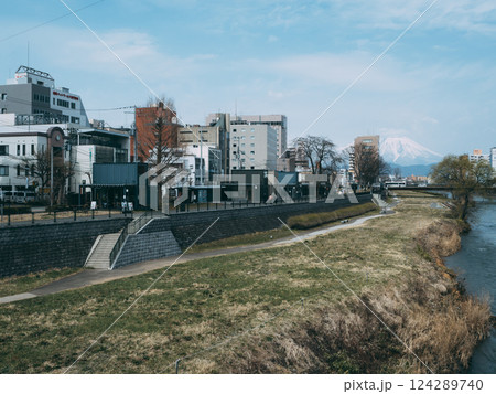 開運橋から岩手山側を見る 124289740