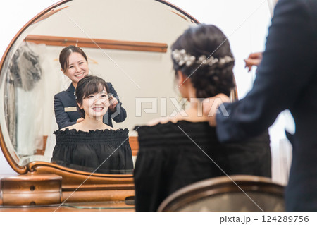 ブライズルーム・控え室で結婚式・挙式の準備をする花嫁・新婦 124289756