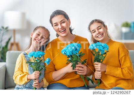 daughters and mom with flowers 124290267