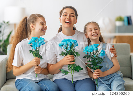 daughters and mom with flowers 124290269