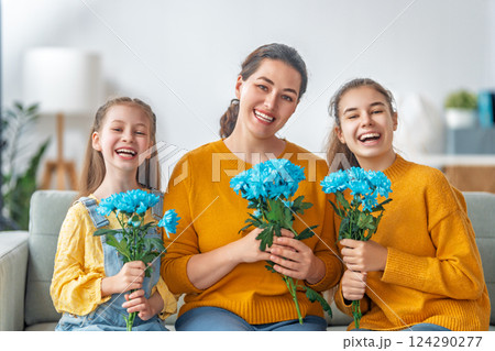 daughters and mom with flowers daughters and mom with flowers 124290277