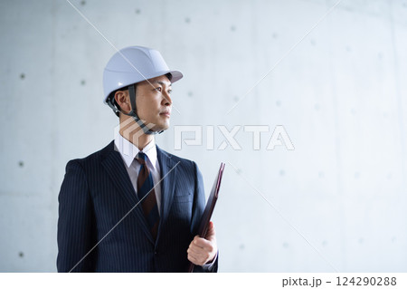 スーツ姿の建設業界男性 124290288