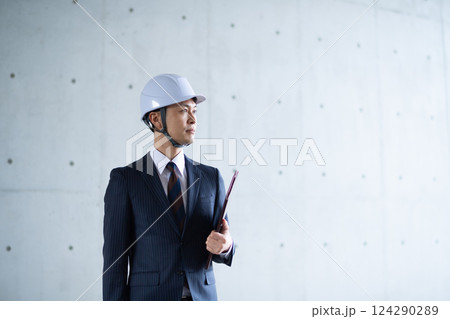 スーツ姿の建設業界男性 124290289