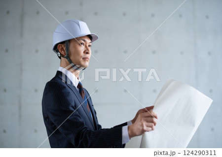 図面を持って点検する男性 図面を持って点検する男性 124290311