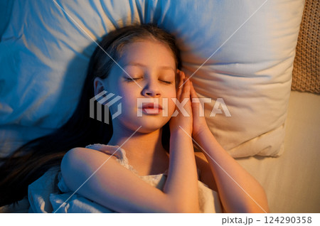 child is sleeping in the bed 124290358