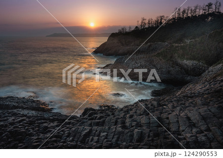 七ツ釜の日の出 124290553