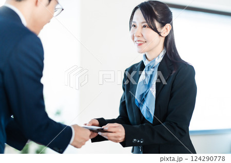 名刺交換をするスーツ姿のビジネスパーソン 名刺交換をするスーツ姿のビジネスパーソン 124290778