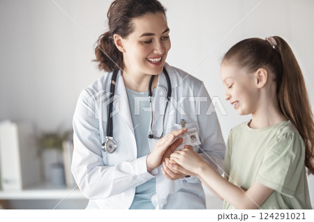 patient with a doctor in medical office 124291021