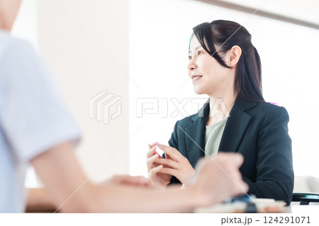 プレゼン資料を丁寧に説明するキャリアウーマン 124291071