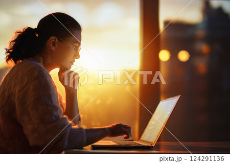 businesswoman working on laptop 124291136