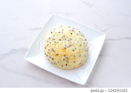 チョコレートがたくさん入ったチョコチップメロンパン 124291261