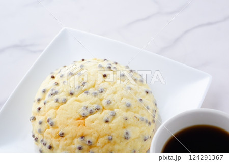 おいしそうなメロンパンと淹れたてのコーヒー おいしそうなメロンパンと淹れたてのコーヒー 124291367