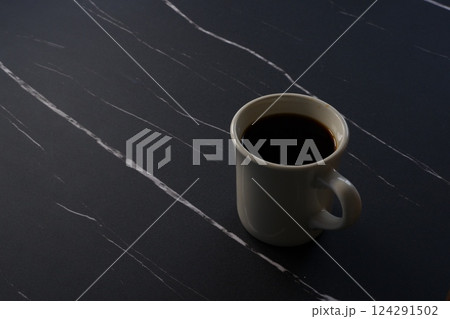 淹れたてのコーヒーが入った白いマグカップ 淹れたてのコーヒーが入った白いマグカップ 124291502
