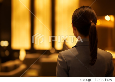 内装が美しい高級ホテルロビーで背を向けたビ 124291589