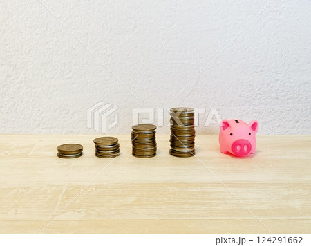 積立投資・積立貯金(貯金箱と積み上げられた硬貨) 積立投資・積立貯金(貯金箱と積み上げられた硬貨) 124291662