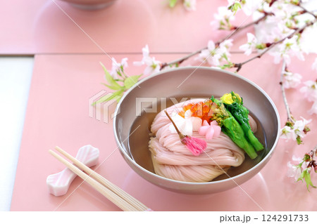 お椀の盛り付けしたさくらそうめん　さくら素麺　桜そうめん 124291733