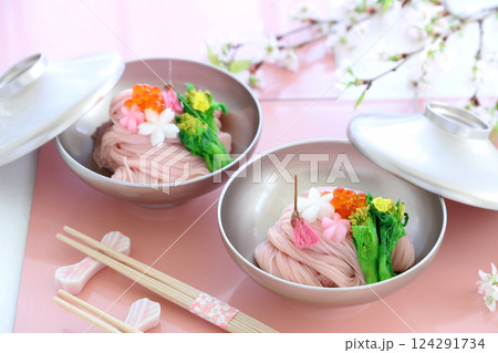 お椀の盛り付けしたさくらそうめん さくら素麺 桜そうめん お椀の盛り付けしたさくらそうめん さくら素麺 桜そうめん 124291734