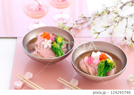 お椀の盛り付けしたさくらそうめん　さくら素麺　桜そうめん 124291740