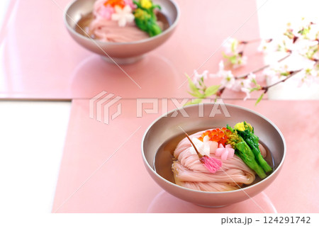 お椀の盛り付けしたさくらそうめん　さくら素麺　桜そうめん 124291742