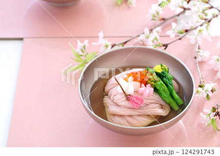 お椀の盛り付けしたさくらそうめん　さくら素麺　桜そうめん 124291743