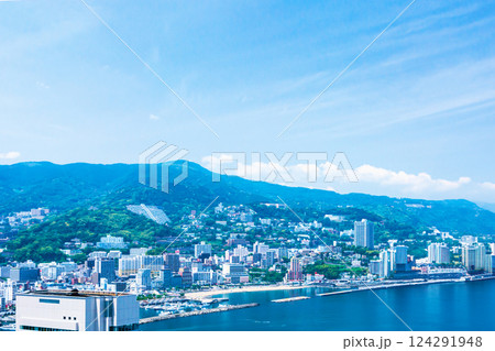 高台から見る夏の熱海　一部AIで加工してます 124291948