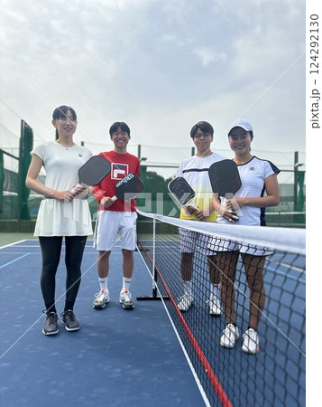 ピックルボールをする若者たち2 ピックルボールをする若者たち2 124292130