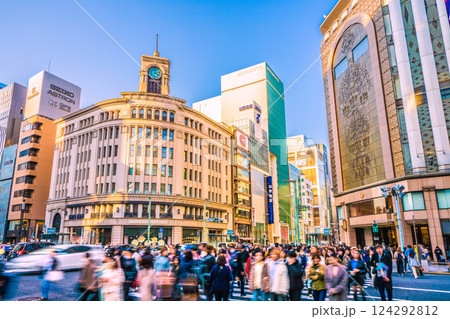 日本の東京都市景観外国人観光客らで賑わう銀座四丁目や夕日に映えるセイコーハウス銀座などを望む=21日 日本の東京都市景観外国人観光客らで賑わう銀座四丁目や夕日に映えるセイコーハウス銀座などを望む=21日 124292812